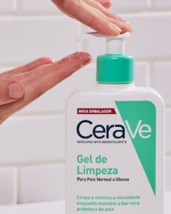 Gel de Limpeza CeraVe para pele normal a oleosa, com nova embalagem, mostrado com sua textura leve no dispensador