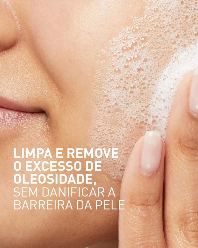 Rosto feminino com espuma do Gel de Limpeza CeraVe, ideal para remover oleosidade sem danificar a barreira da pele